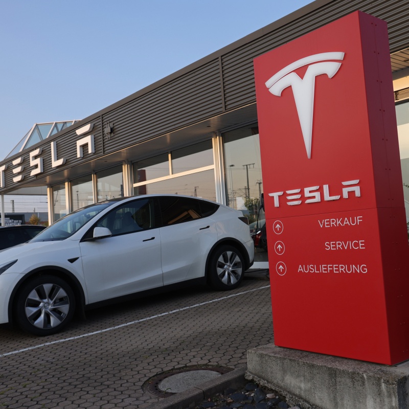 Франція зобов'язала Tesla припинити рекламу автономних авто