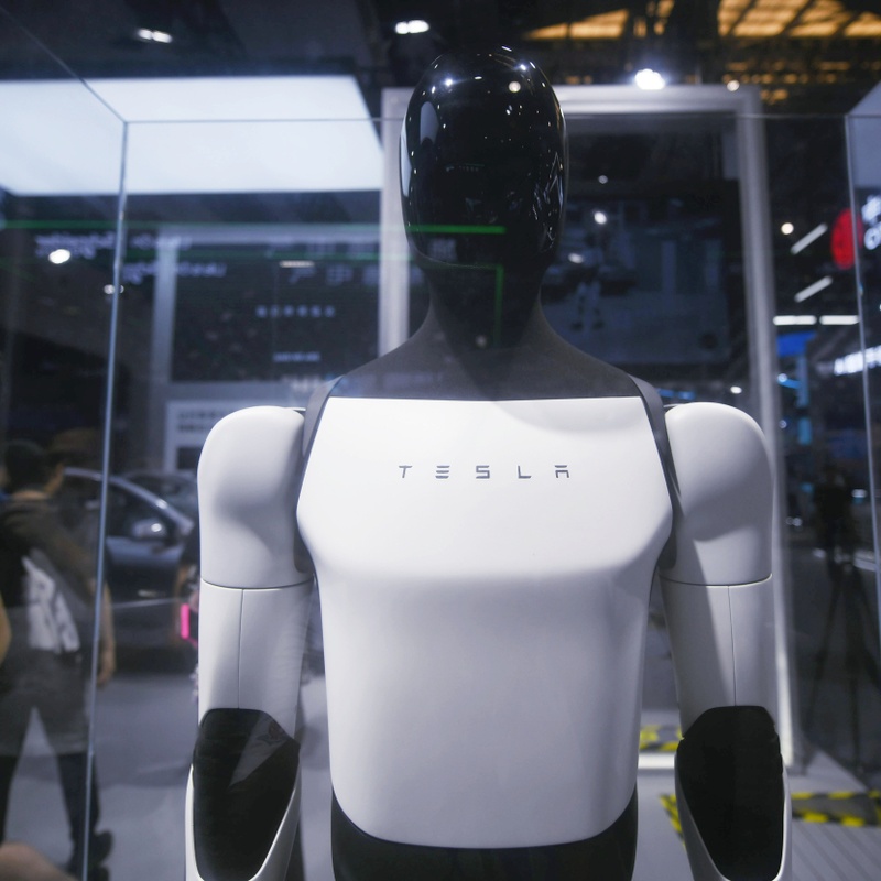 Tesla звинувачує ексспівробітника у крадіжці даних про роботів