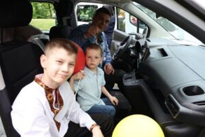 Нові автомобілі для родин з Київщини: підтримка дітей