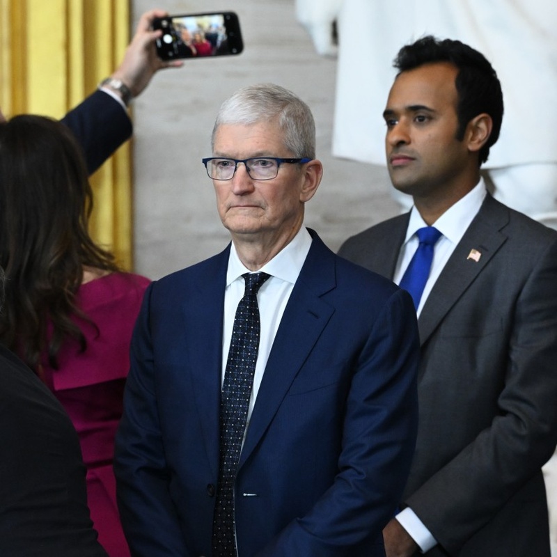 Apple інвестує $100 млрд у США під тиском Трампа
