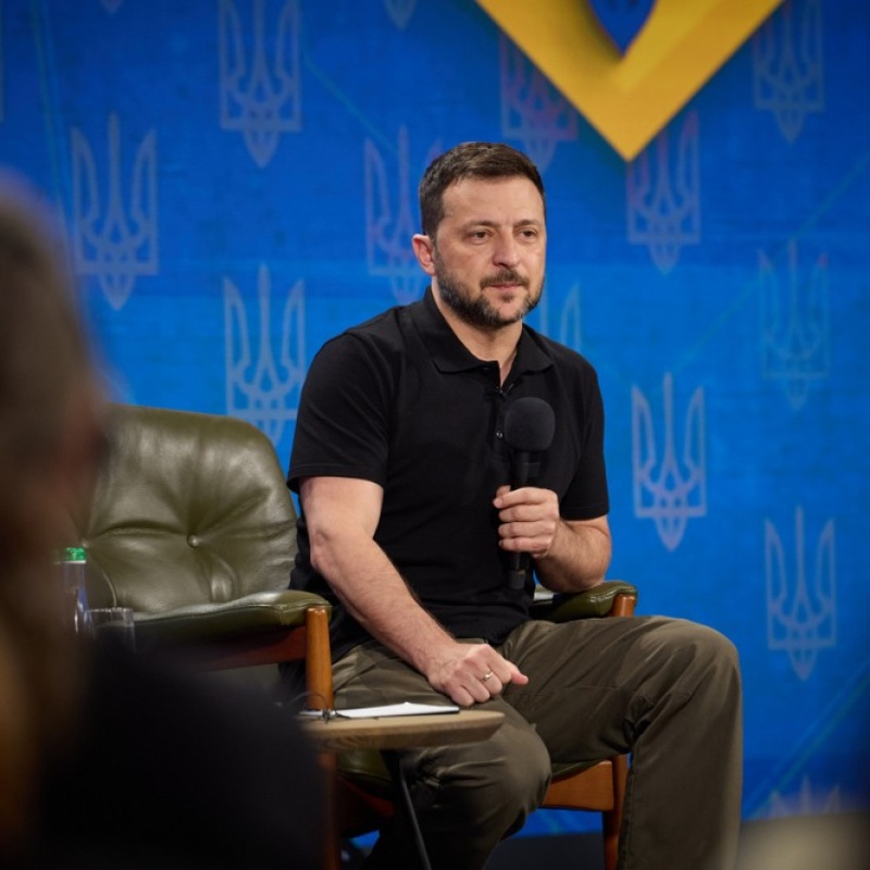 Довіра до Зеленського впала до 65%: результати опитування КМІС