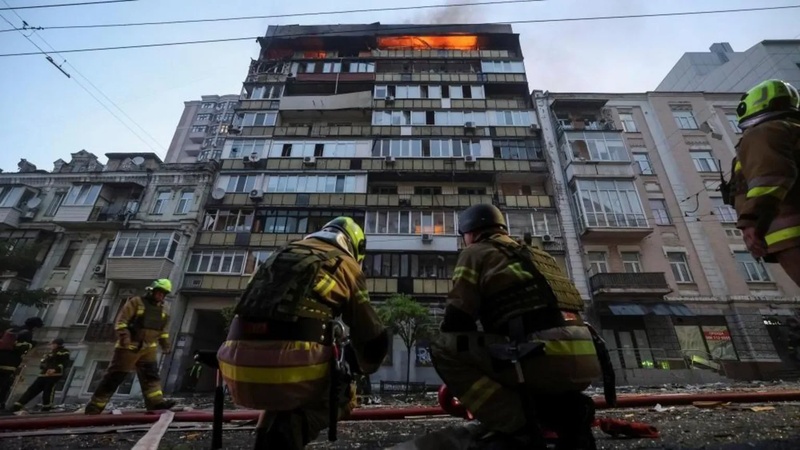 Київ під загрозою: нові хвилі атак дронів і ракет