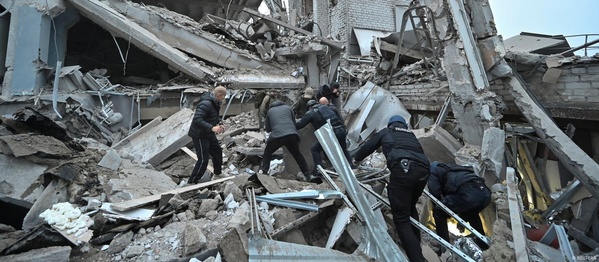 російський дрон влучив у житлову п'ятиповерхівку в Білозерському