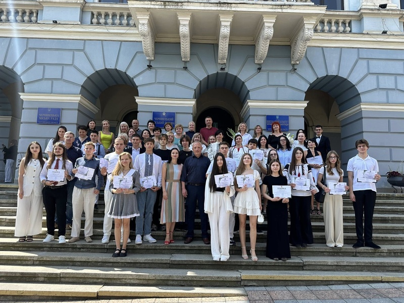 Випускники Чернівців отримають грошові винагороди за успіхи