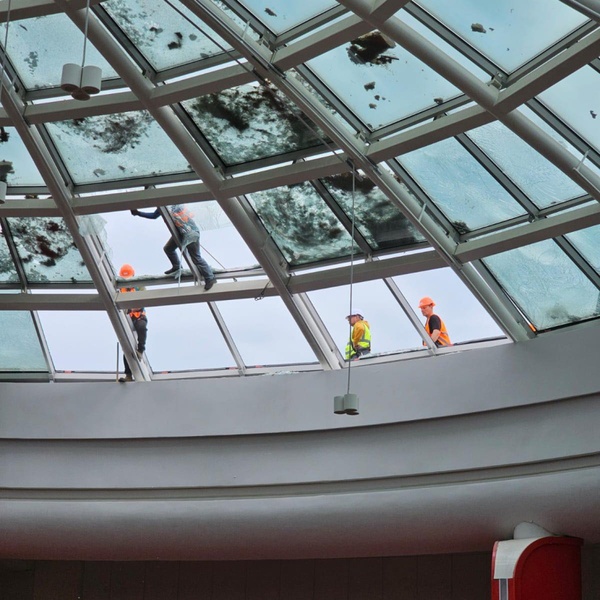 Атака росії: пошкоджено Blockbuster Mall у Києві