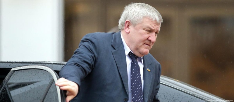 Ексміністрам оборони України оголосили підозру в зраді