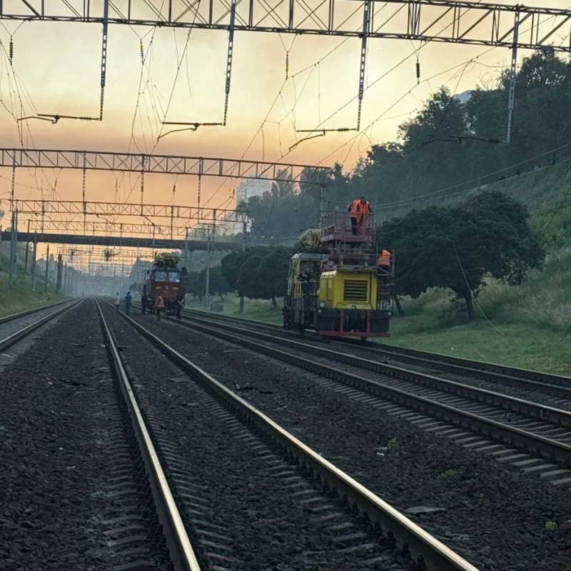 Атака росії на Київ: затримки поїздів через пошкодження