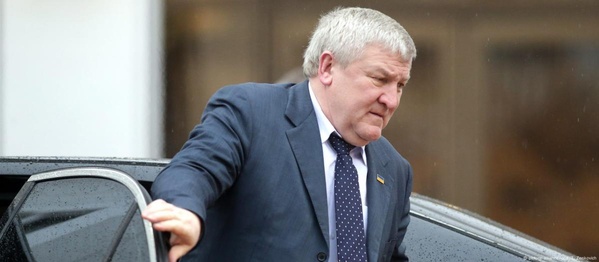 Ексміністрам оборони України оголосили підозру в зраді