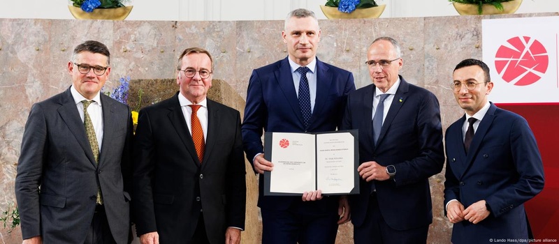 Кличко зустрівся з міністром оборони Німеччини у Франкфурті