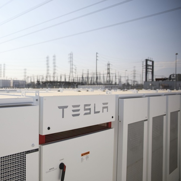 Tesla уклала угоду на $4,3 млрд з LG Energy для батарей