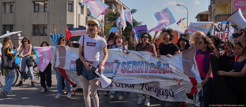 Затримання активістів ЛГБТК+ у Стамбулі: поліція втрутилася
