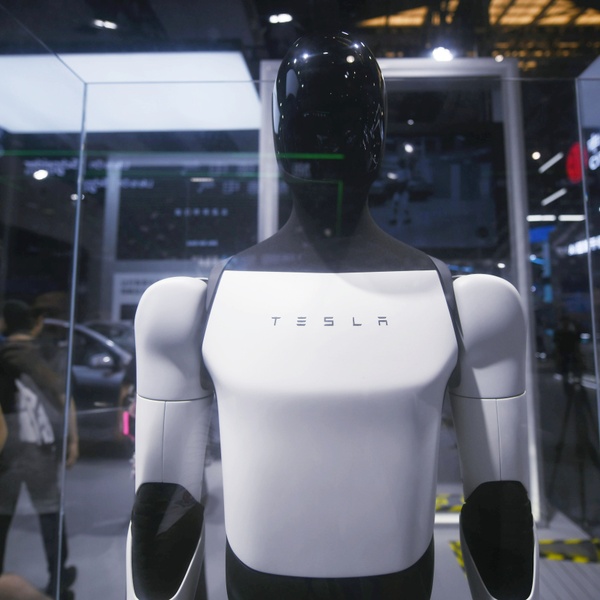 Tesla звинувачує ексспівробітника у крадіжці даних про роботів