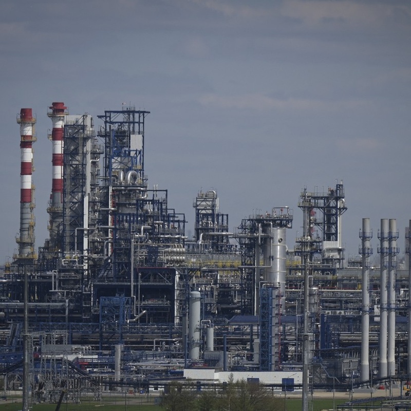 Атака дронів призупинила роботу НПЗ «Роснефти» в росії