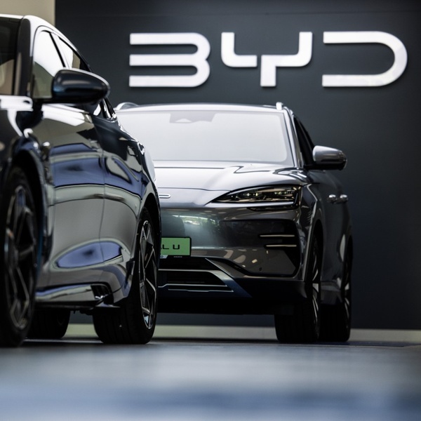 Обвал акцій китайських виробників електромобілів через знижки BYD