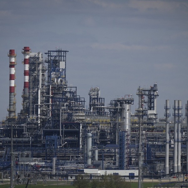 Атака дронів призупинила роботу НПЗ «Роснефти» в росії