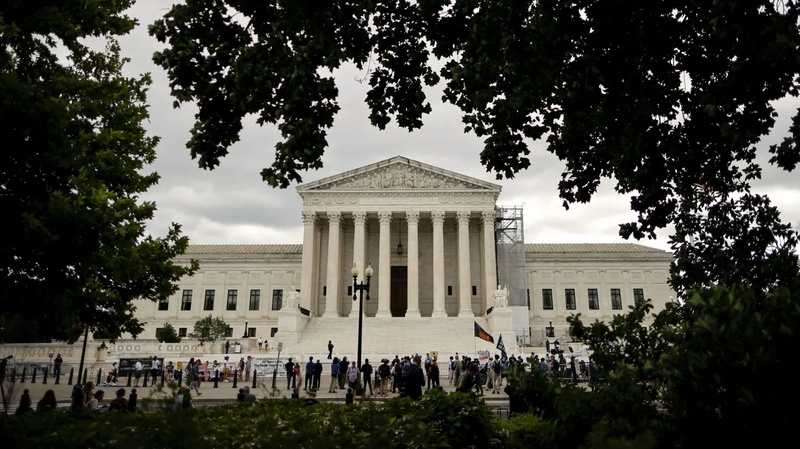 Верховний суд США дозволив депортацію мігрантів до третіх країн