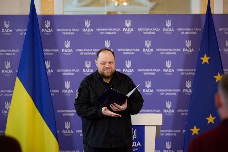 Руслан Стефанчук вручив відзнаки медичним працівникам України