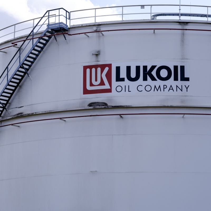ЄС розглядає нові санкції проти «Сургутнефтегаза» та Litasco