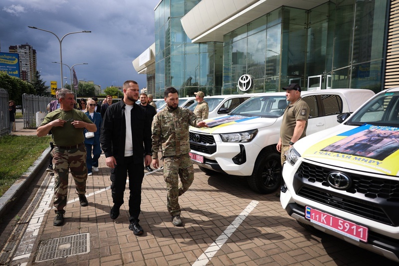 Ключі від пікапів для військових: підтримка від Київської ОВА